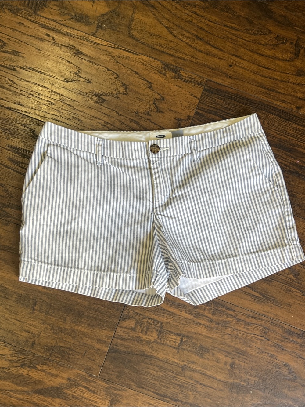 Old Navy Woman’s pinstripe shorts size 4